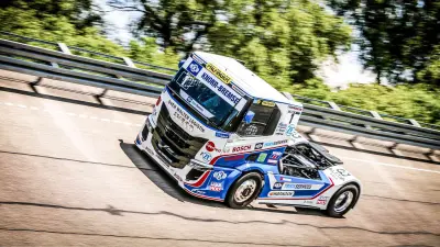 Der Motor darf keine sichtbaren Rauch- oder Abgasemissionen erzeugen, während sich das Fahrzeug auf der Strecke befindet.