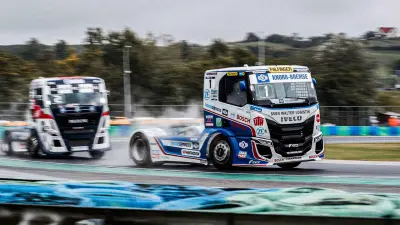 Auch bei Regen immer auf der Ideallinie, dank höchster Konzentration und Bosch Aerotwin Wischblättern.