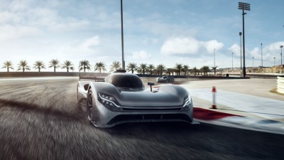 Computergeneriertes Bild eines LMDh-Prototyps, der dynamisch durch eine Kurve fährt.